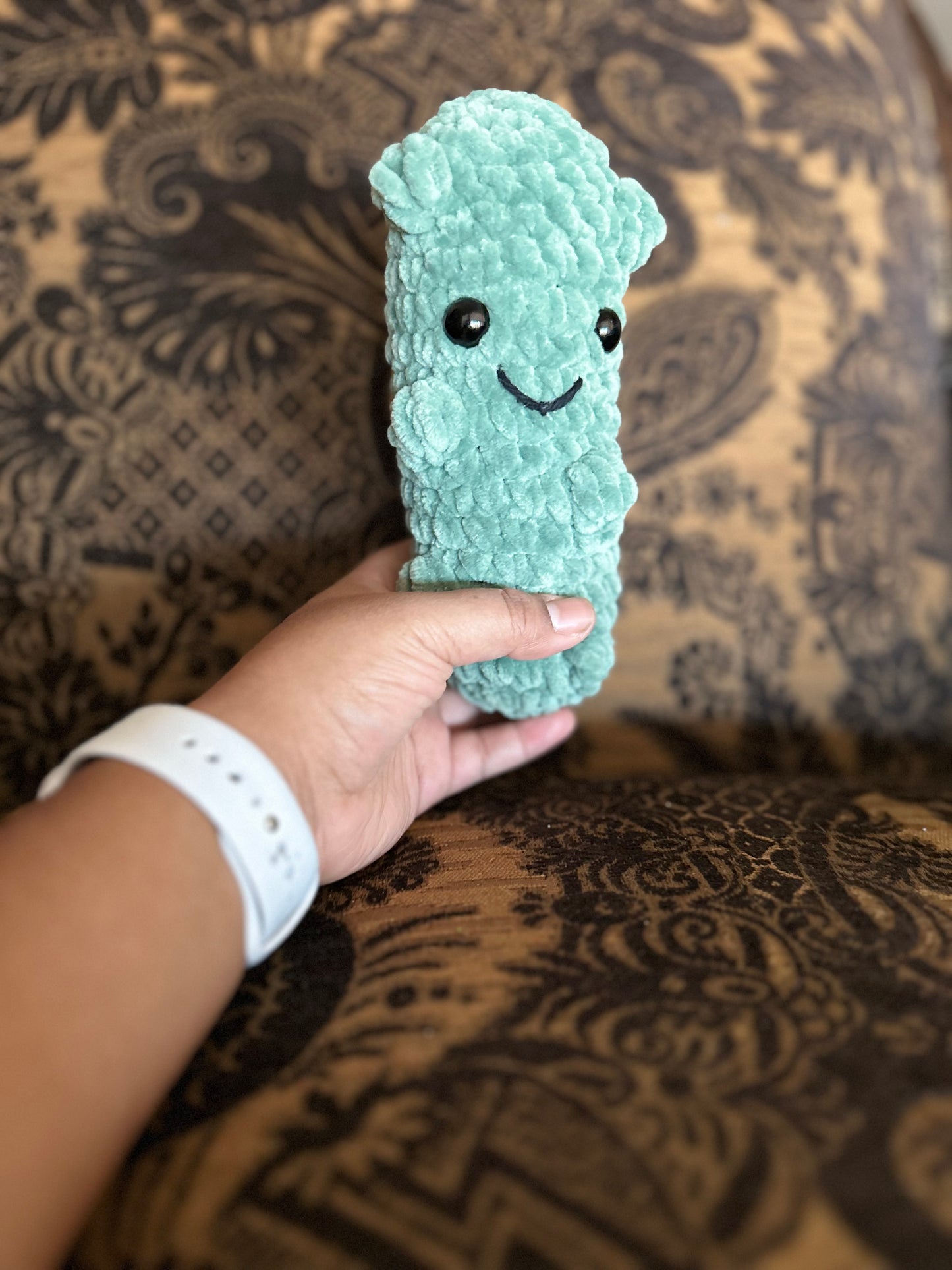 Crochet Pickle Plushie – Funny Amigurumi Vegetable – Handmade Stuffed Toy – Quirky Gift for Pickle Lovers