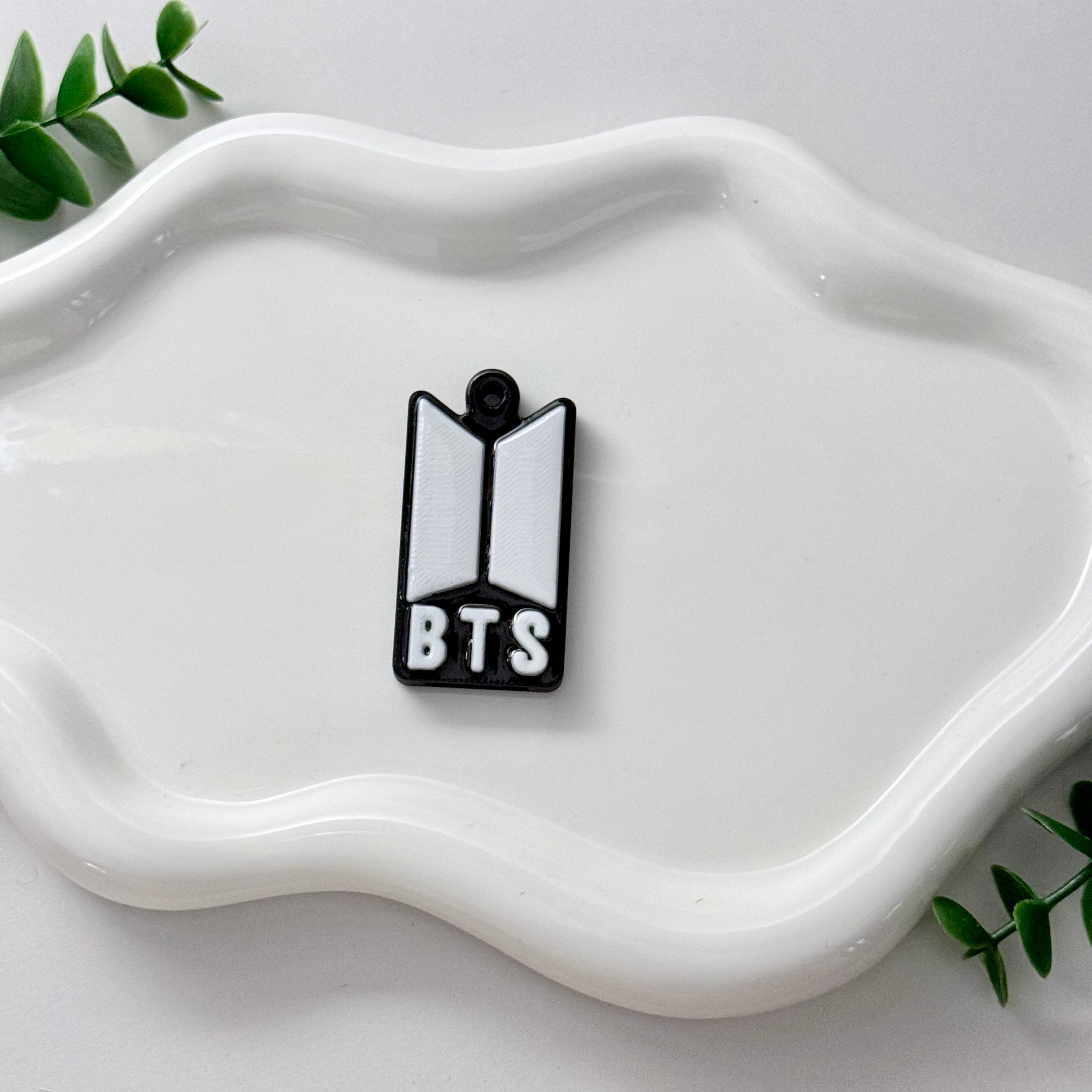 BTS ノベルティプレート 2種セット　皿　bts Fan made BTS Logo Keychain/Can Opener – HaeCreates